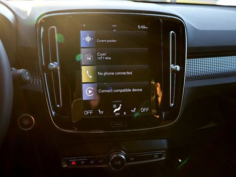 Used 2022 Volvo XC40 T4 R-Design w/ Advanced Package image 12