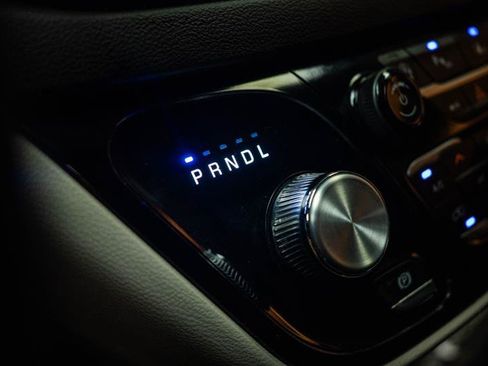 Used 2024 Chrysler Pacifica Touring-L FWD image 18
