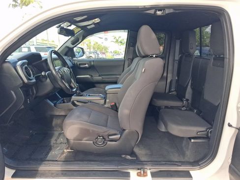 Used 2016 Toyota Tacoma TRD Sport w/ Towing Package AWD/4WD image 9