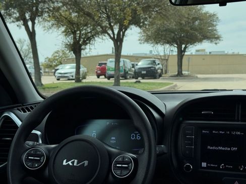 Used 2025 Kia Soul LX w/ LX Technology Package image 34