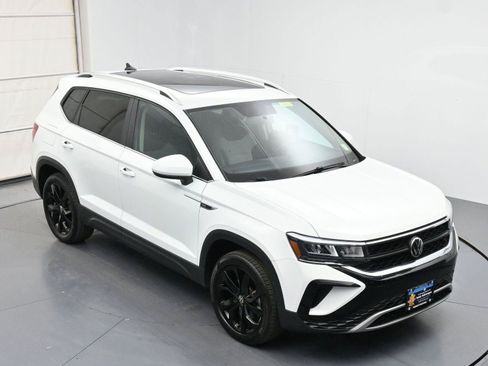 Certified 2022 Volkswagen Taos SE w/ Panoramic Sunroof Package FWD image 35