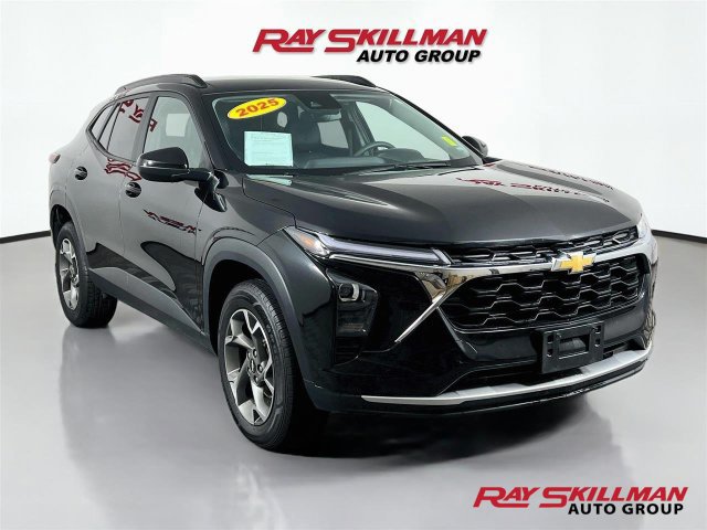 Used 2025 Chevrolet Trax LT FWD image 1