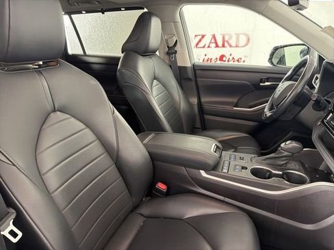 Used 2021 Toyota Highlander XLE AWD/4WD image 16