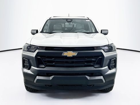 Used 2025 Chevrolet Colorado W/T w/ Advanced Trailering Package AWD/4WD image 2