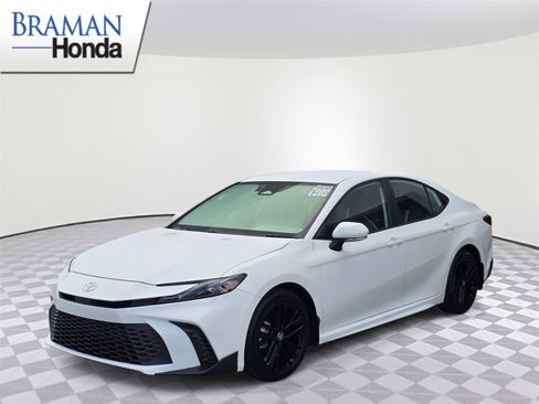 Used 2025 Toyota Camry SE image 2