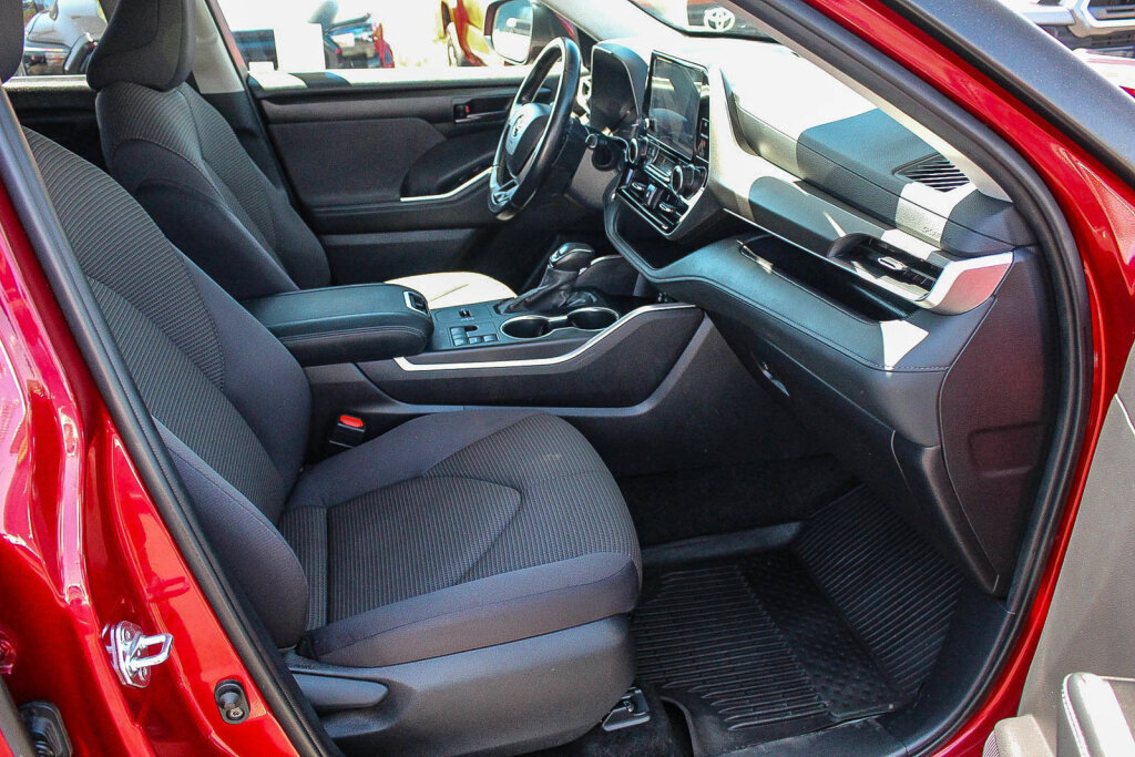 Used 2025 Toyota Highlander LE FWD image 7