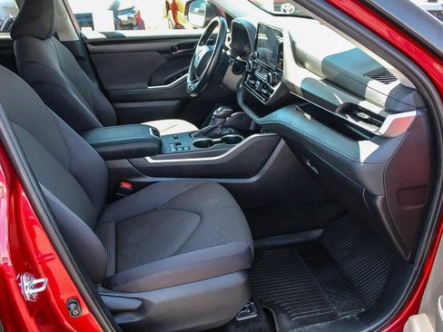 Certified 2025 Toyota Highlander LE FWD image 7