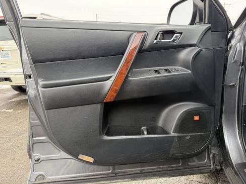 Used 2012 Toyota Highlander Limited w/ Tow Pkg image 16