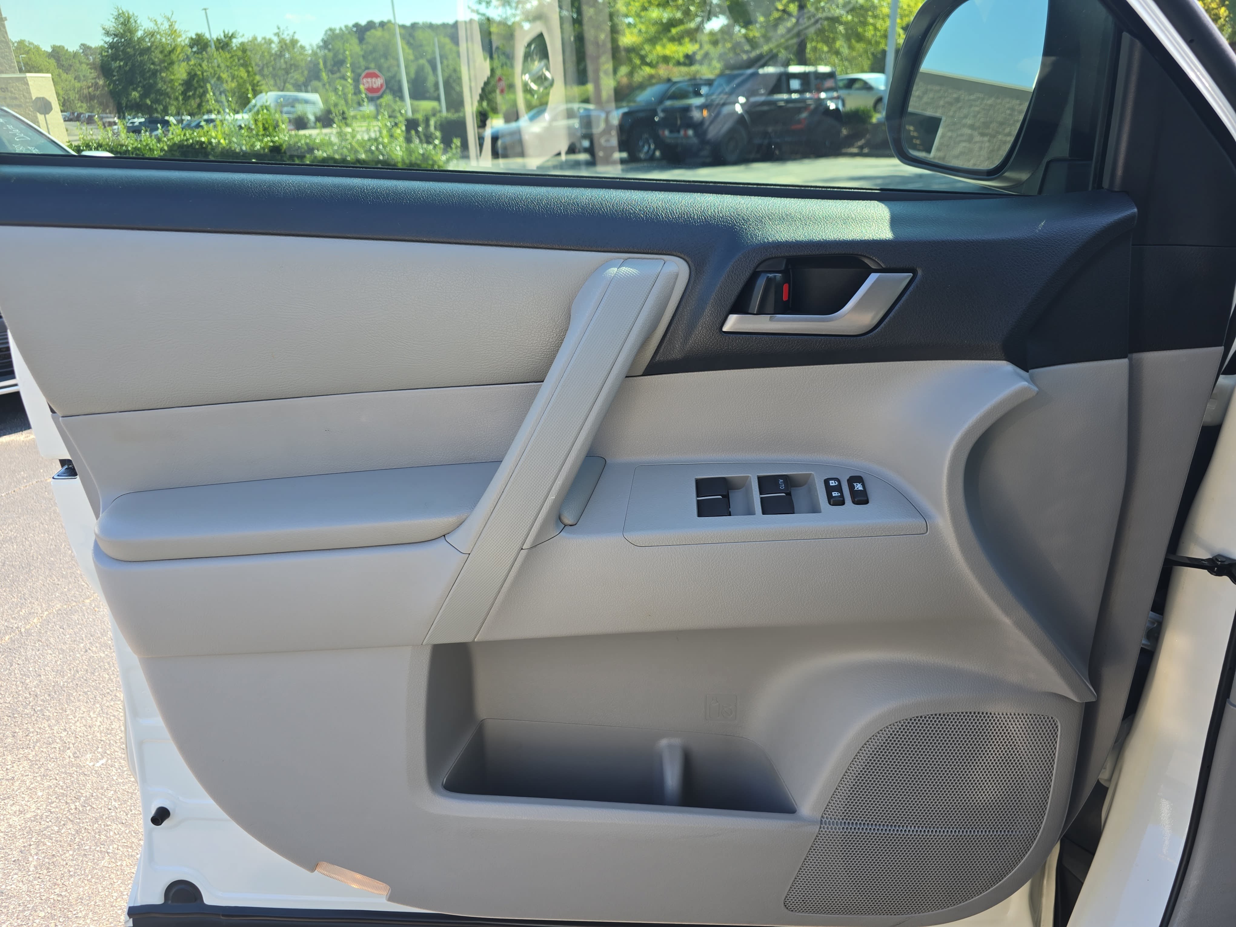 Used 2013 Toyota Highlander Plus FWD image 26