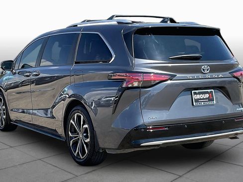 Used 2025 Toyota Sienna Platinum FWD image 12