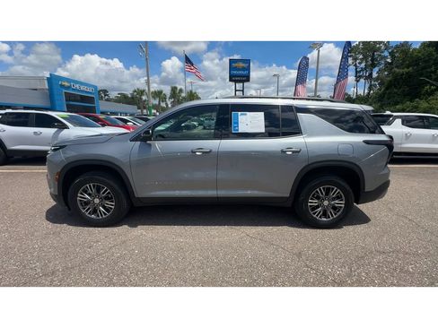 Used 2025 Chevrolet Traverse LT FWD image 5