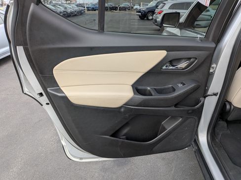 Used 2022 Chevrolet Traverse LS image 20