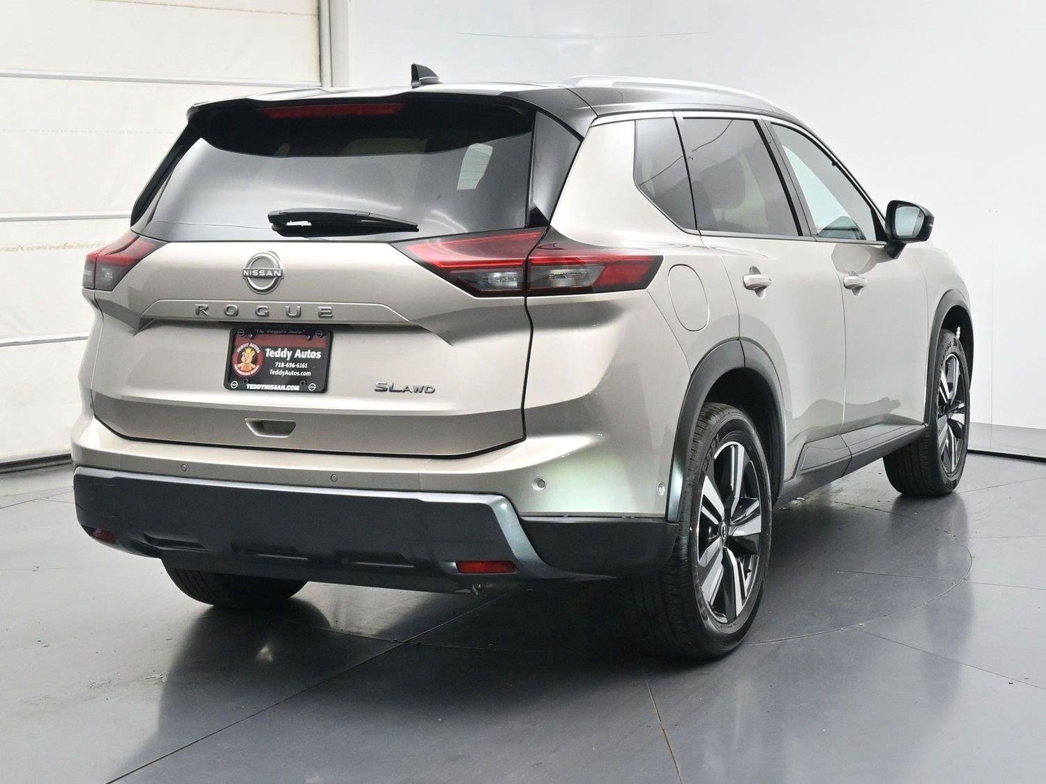 Certified 2025 Nissan Rogue SL w/ SL Premium Package AWD/4WD image 24