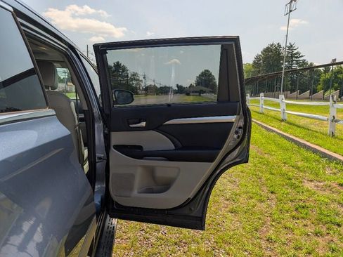 Used 2019 Toyota Highlander XLE AWD/4WD image 11