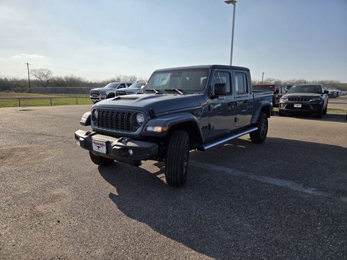 Used 2025 Jeep Gladiator Sport AWD/4WD image 3