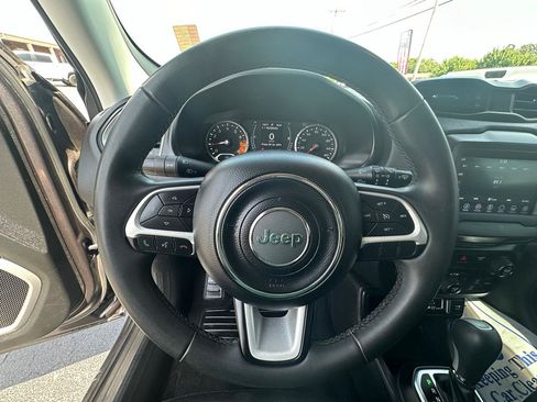 Used 2018 Jeep Renegade Latitude FWD image 12