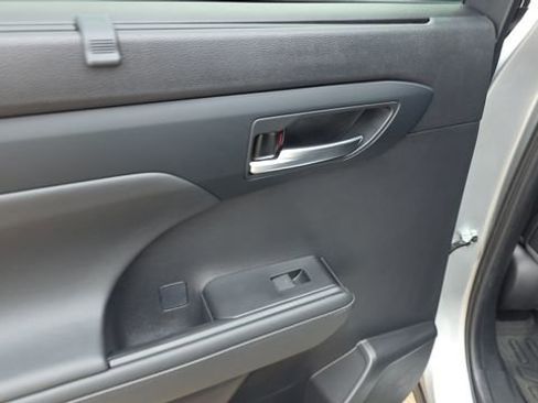 Used 2021 Toyota Highlander XLE image 17