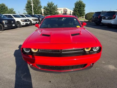 Used 2021 Dodge Challenger SXT w/ Driver Convenience Group RWD image 2