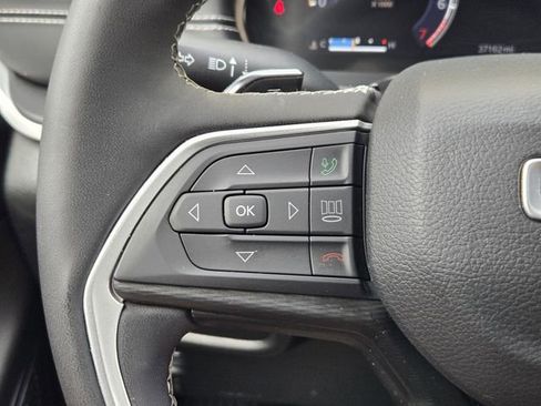 Used 2023 Jeep Grand Cherokee Laredo w/ Luxury Tech Group I AWD/4WD image 36