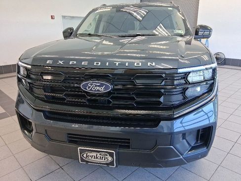 Used 2025 Ford Expedition Max Active AWD/4WD image 3