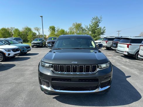 Used 2022 Jeep Grand Cherokee L Limited w/ Luxury Tech Group II AWD/4WD image 2