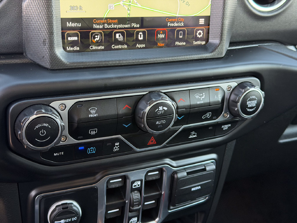 Used 2022 Jeep Wrangler Unlimited Sahara AWD/4WD image 29