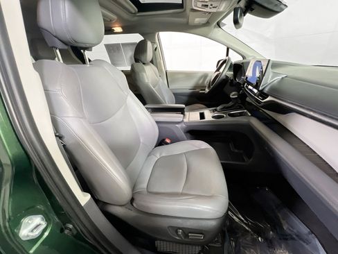 Used 2022 Toyota Sienna Limited image 31