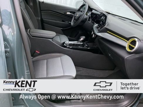 Used 2025 Chevrolet Trax LT image 12