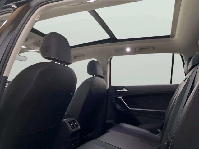 Used 2023 Volkswagen Tiguan SE w/ Panoramic Sunroof Package FWD image 29