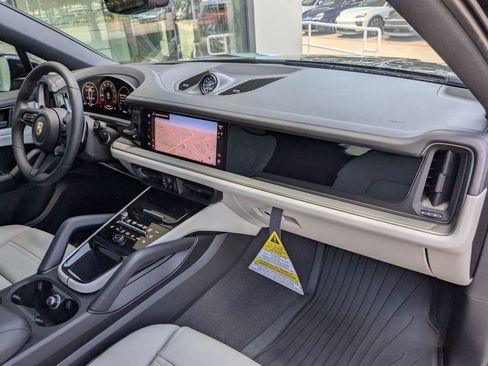 Certified 2025 Porsche Cayenne Coupe image 26