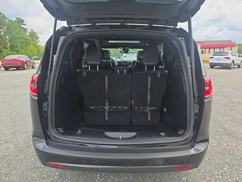 Used 2025 Chrysler Pacifica Limited FWD image 55