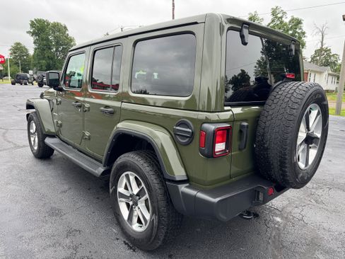 Used 2022 Jeep Wrangler Unlimited Sahara AWD/4WD image 5