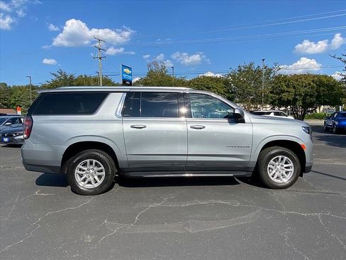 Used 2024 Chevrolet Suburban LT image 2