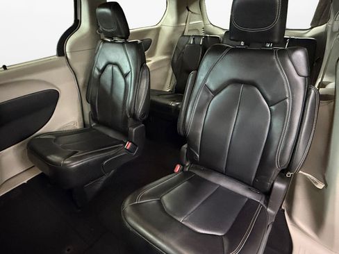 Used 2023 Chrysler Pacifica Touring-L FWD image 15