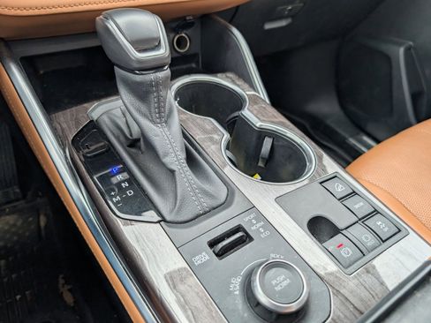 Used 2024 Toyota Highlander Platinum image 13