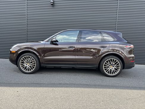 Certified 2022 Porsche Cayenne Platinum Edition image 3