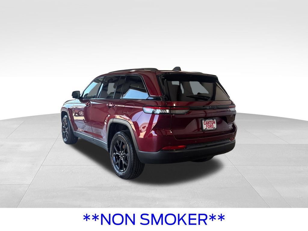 Used 2024 Jeep Grand Cherokee Altitude RWD image 4