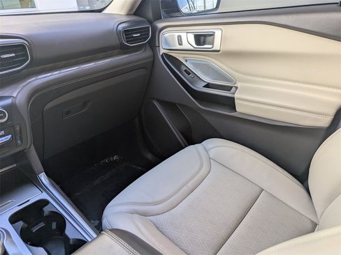 Used 2020 Ford Explorer Platinum w/ Premium Technology Package image 19