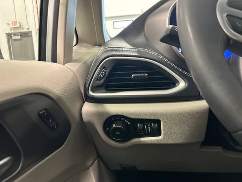 Used 2023 Chrysler Pacifica Touring-L FWD image 17
