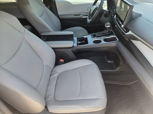 Used 2026 Toyota Sienna XLE FWD image 13