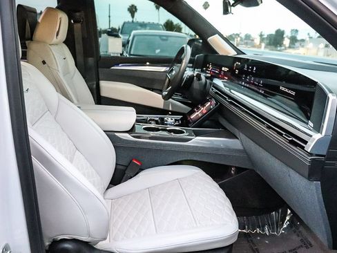 Used 2025 Cadillac Escalade V AWD/4WD image 19