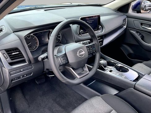 Used 2025 Nissan Rogue SV FWD image 16