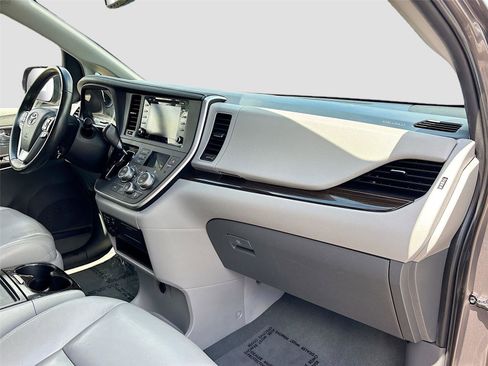 Used 2020 Toyota Sienna XLE FWD image 28