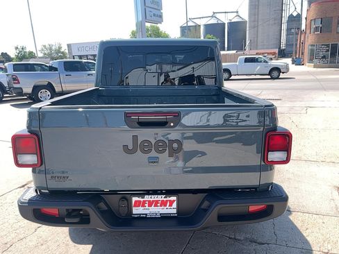 Used 2024 Jeep Gladiator Sport AWD/4WD image 5