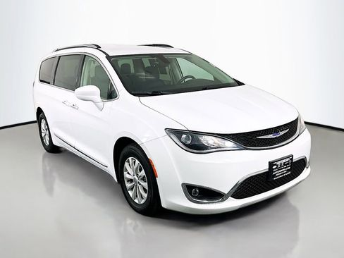 Used 2019 Chrysler Pacifica Touring-L image 1