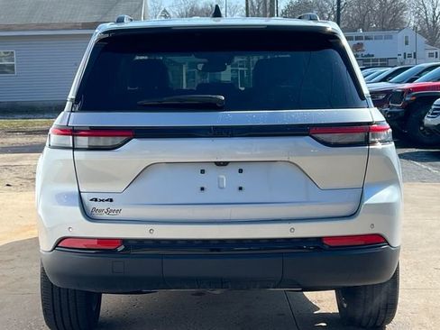 Used 2024 Jeep Grand Cherokee Altitude image 45