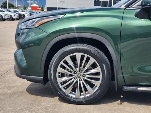 Used 2024 Toyota Highlander Platinum FWD image 8
