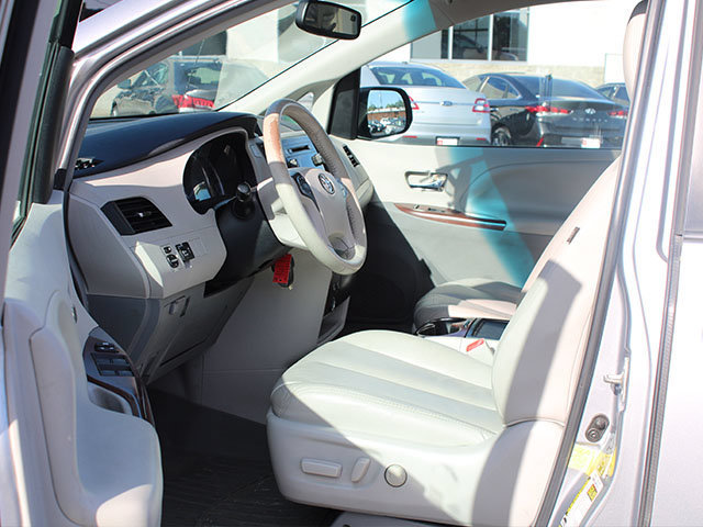 Used 2012 Toyota Sienna XLE FWD image 11