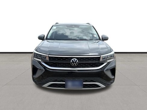 Used 2024 Volkswagen Taos SE FWD image 2