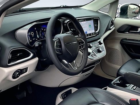 Used 2023 Chrysler Pacifica Touring-L image 14